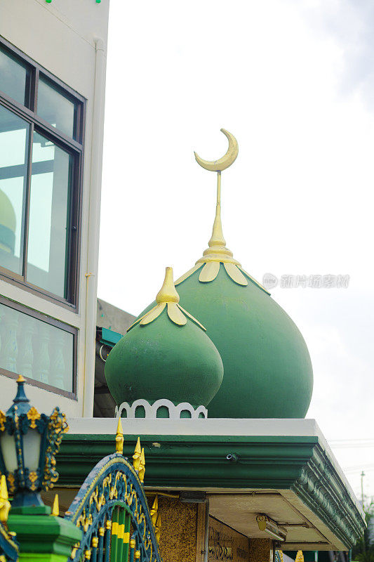 曼谷贾米勒伊斯兰清真寺的新月绿色圆顶
