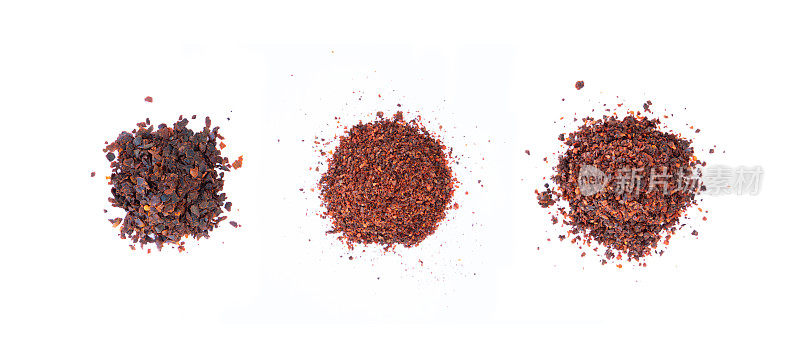 在白色背景上分离的各种红色粉末状辣椒。