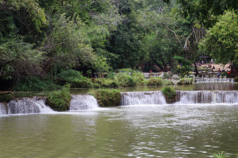 Namtokchetsaonoi国家公园，泰国saraburi省森林深处的瀑布