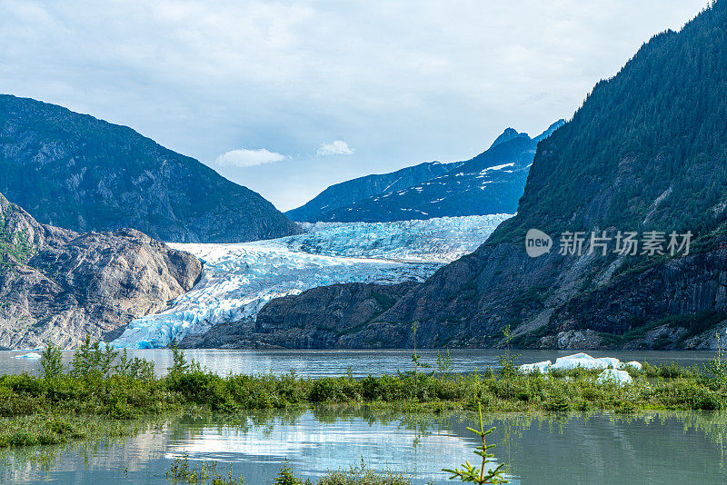 阿拉斯加朱诺的门登霍尔湖和门登霍尔冰川景观