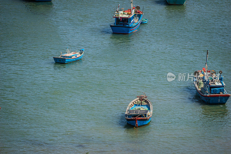 在宁顺的永希潘湾，海滩很清澈，船只在附近