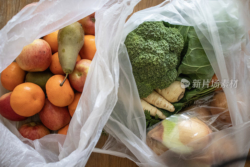 精选新鲜水果和蔬菜装在袋子里，刚从农贸市场买回来