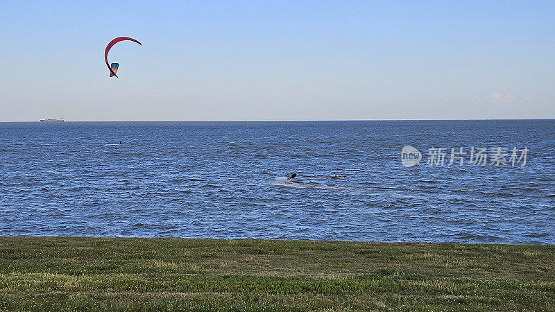 在加尔维斯顿湾玩风筝板