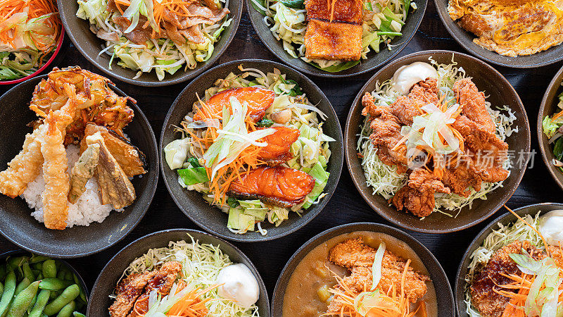 韩式料理的桌面图。