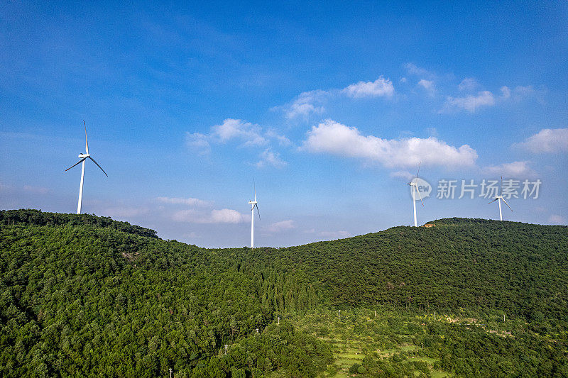 风力涡轮机被安装在森林覆盖的山脉上