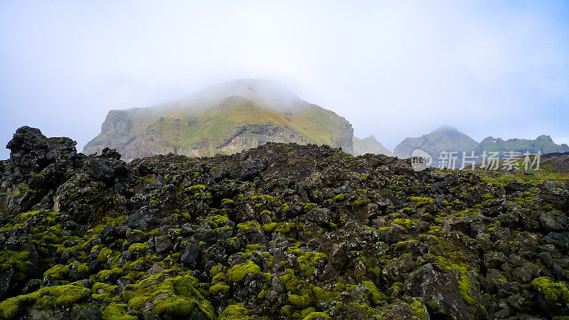 冰岛海岸外的Vestmannaeyjabær小镇是一个沉睡的小镇，它生活在两座火山的阴影下，1973年，一座熔岩场曾威胁到这座小镇