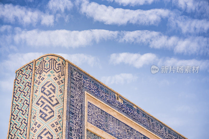 乌兹别克布哈拉古城一座砖砌伊斯兰学校的立面元素，镶有马赛克和马格里卡，建筑风格为东方风格