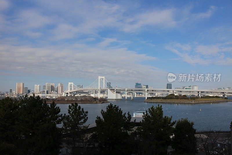 日本东京台场海滨公园的彩虹桥