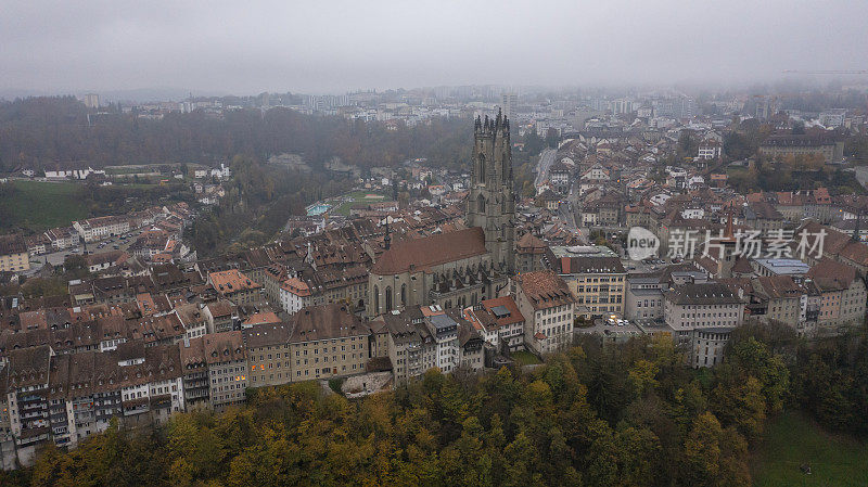 瑞士弗里堡著名老城区白天的无人机鸟瞰图，瑞士弗里堡哥特式大教堂和中世纪老城区的鸟瞰图