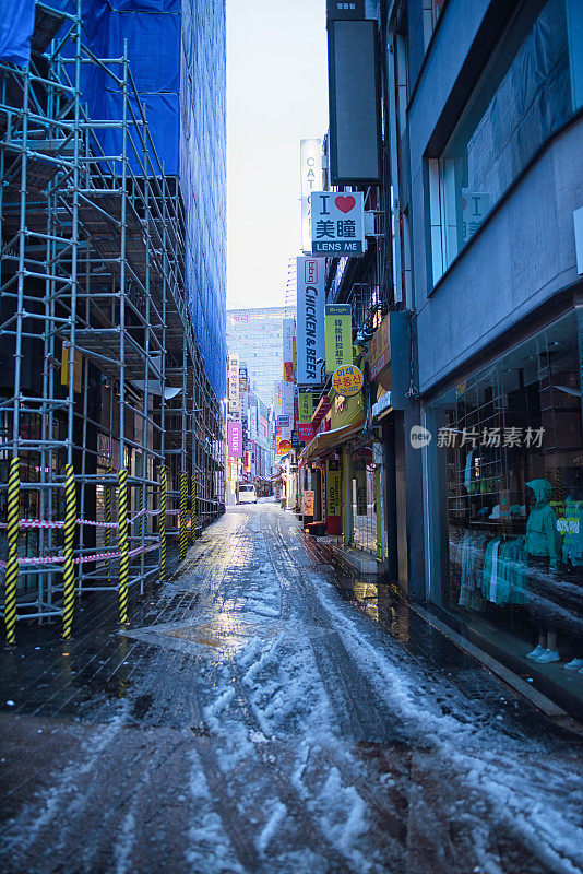 首尔明洞街的下雪天