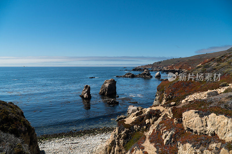 加州大苏尔的岩石海岸