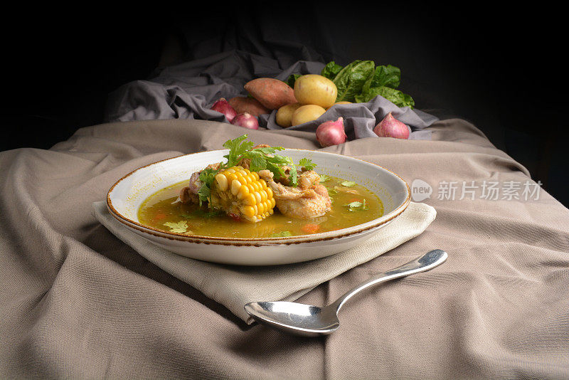 鸡肉玉米土豆热汤盘在棕色布桌西餐厅秘鲁菜咖啡馆清真菜单