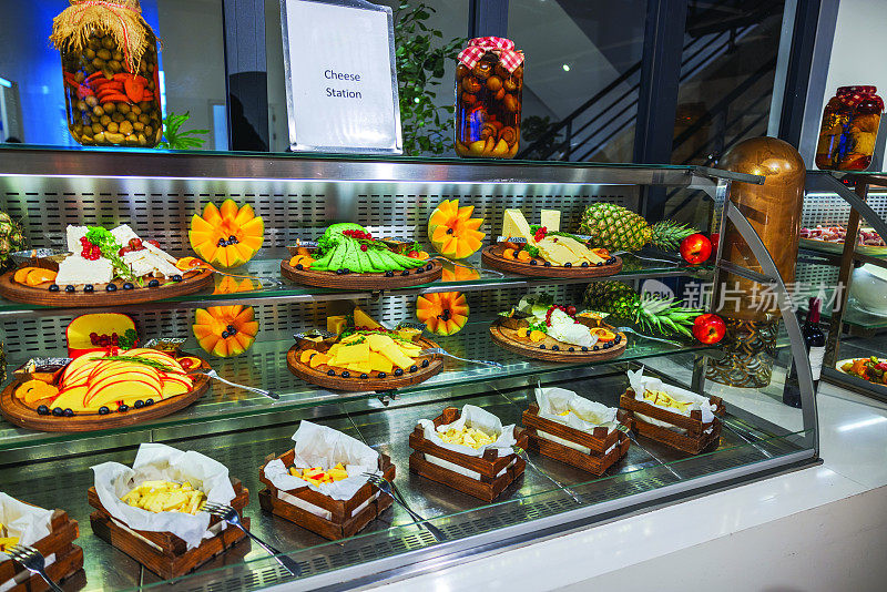 酒店餐厅的奶酪站货架特写，展示各种奶酪开胃菜。库拉索岛。
