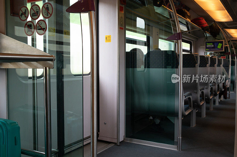 方便的座位在通往市区的特快列车内