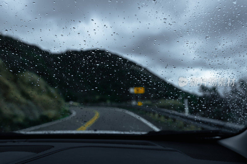 约塞米蒂国家公园里空荡荡的道路被雨淋着