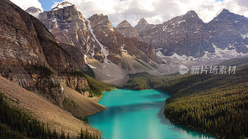 加拿大班夫国家公园冰碛湖的神奇景观，十峰谷。鼓舞人心的照片。