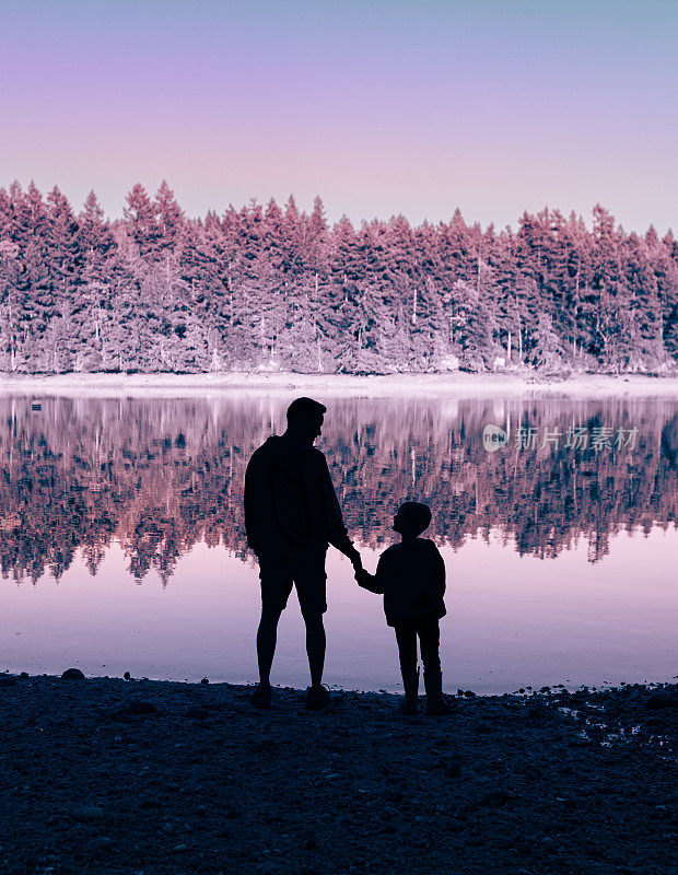 父亲节快乐，爸爸。父子俩在湖边亲密无间。