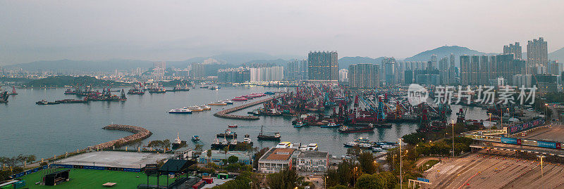 西九龙文娱艺术区，以香港中部为背景