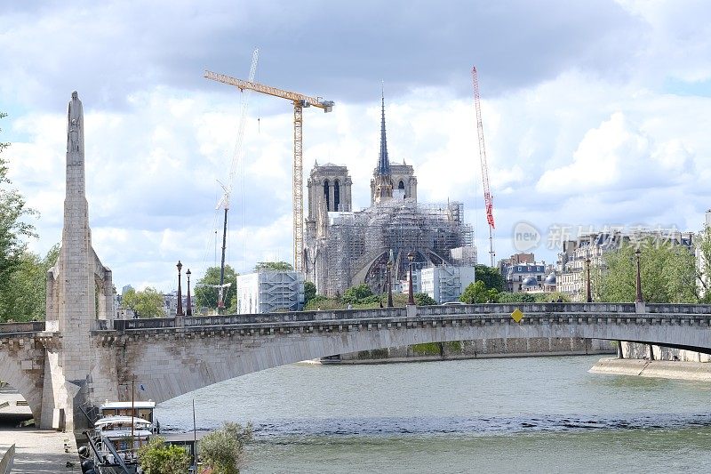 巴黎圣母院和它的尖顶在塞纳河重建期间。