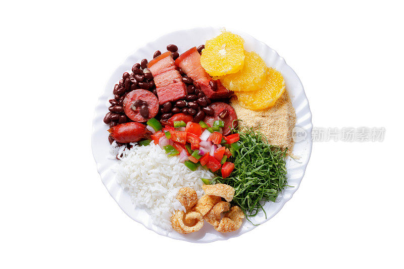 巴西feijoada，巴西菜的传统食物，在陶瓷盘子孤立的白色背景