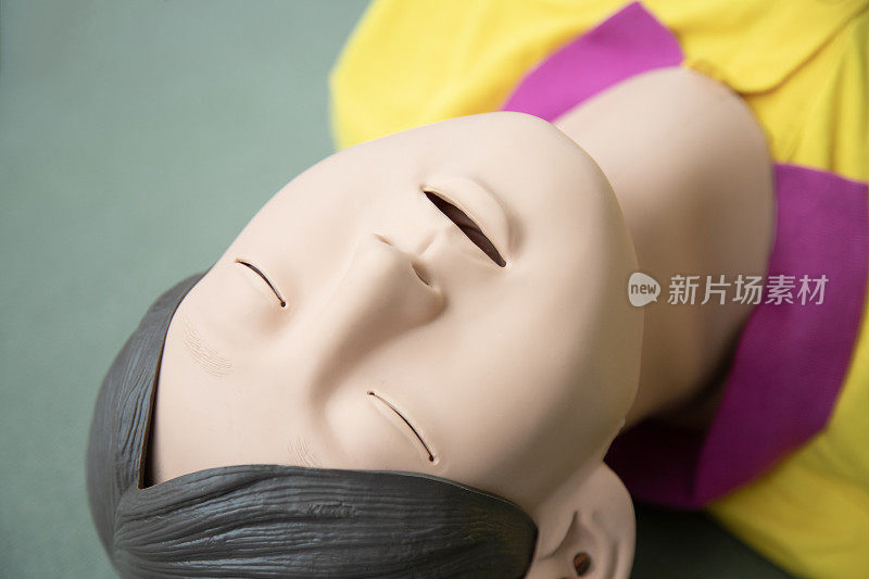 护理人员类训练简单道具抽象概念。人形娃娃用来提高急救人员的技能。特写视图