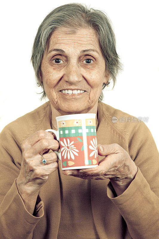 年长的女士喝了一杯咖啡
