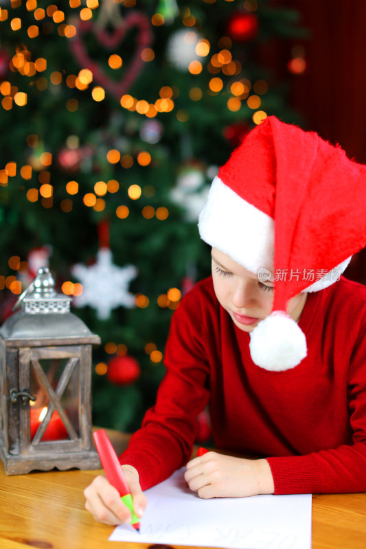 给圣诞老人写信的孩子