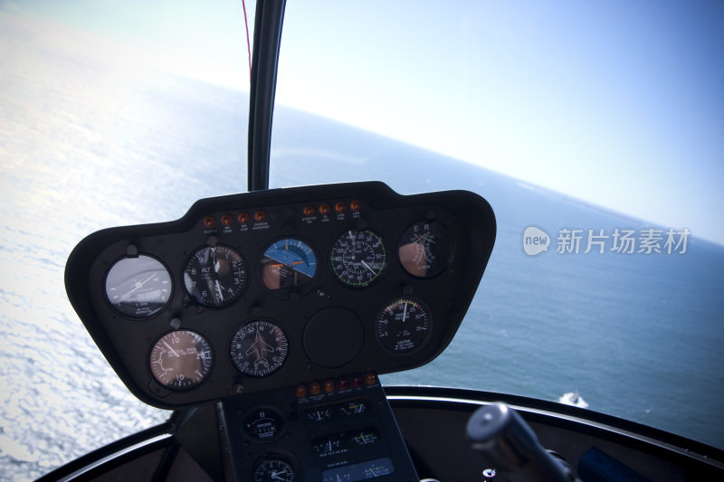 在一架直升飞机的驾驶舱里飞过大海