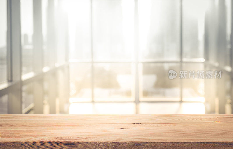 空的木头桌面与模糊的阳光在窗户建筑