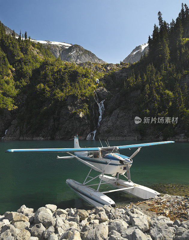 漂浮飞机-岩石山脉-加拿大