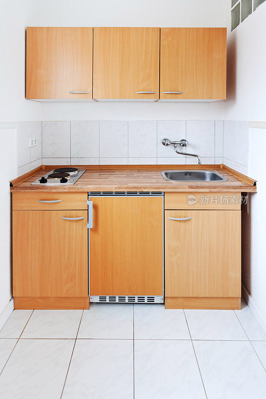 厨房配有简单的家具