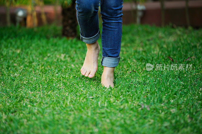 赤脚在草地上行走
