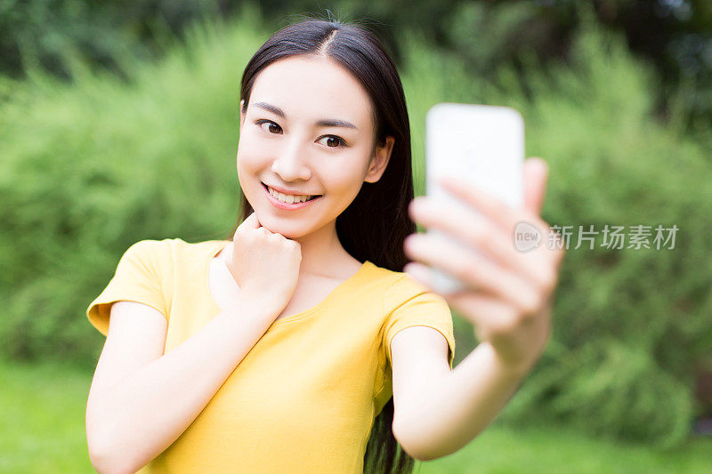 一个中国女孩在手机上看短信。