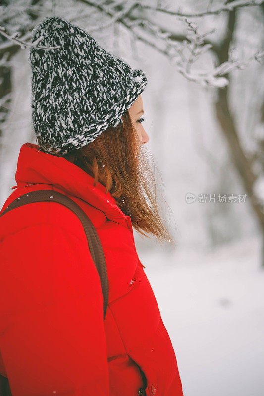 冬季运动活动。女徒步旅行者背包和雪鞋在雪地上的雪鞋