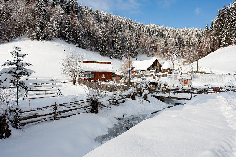 雪覆盖的小屋