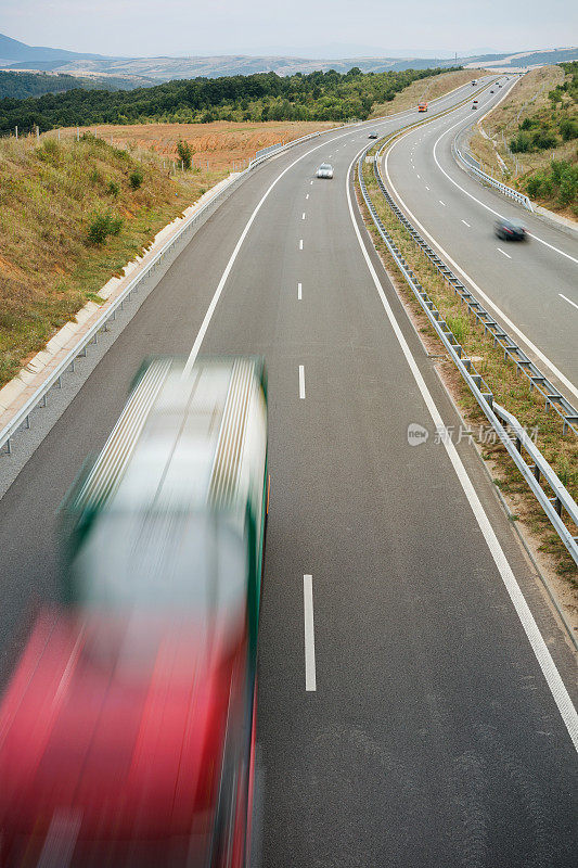 高速公路上模糊不清的卡车