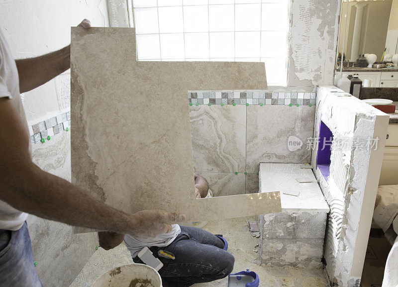 瓷砖系列:新瓷砖安装在家庭淋浴