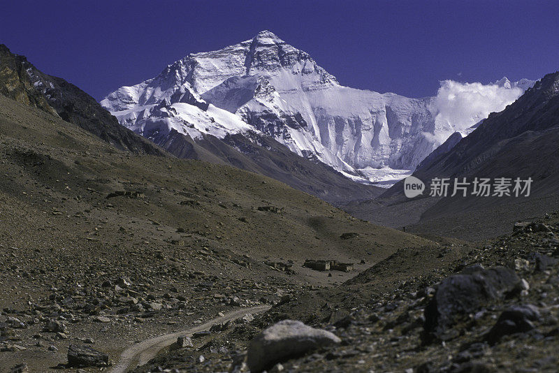 通往西藏珠穆朗玛峰的道路