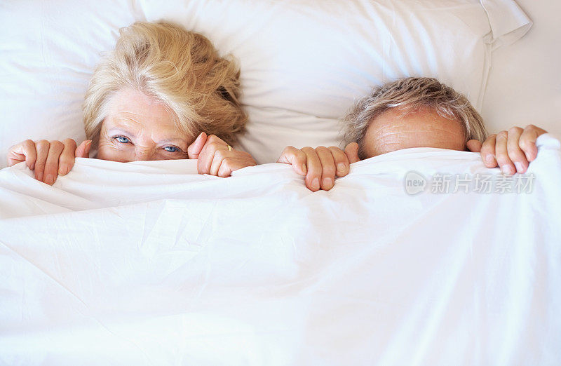 女人睡在男人旁边，从床单上偷窥