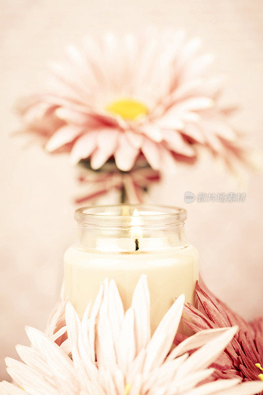 粉红蜡烛与鲜花
