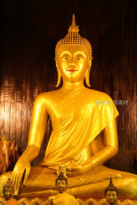 金佛在一个寺庙，曼谷，泰国
