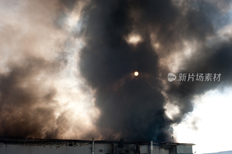 大楼着火产生浓烟