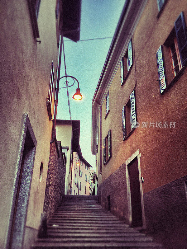 意大利科莫湖托尔诺有楼梯的狭窄街道