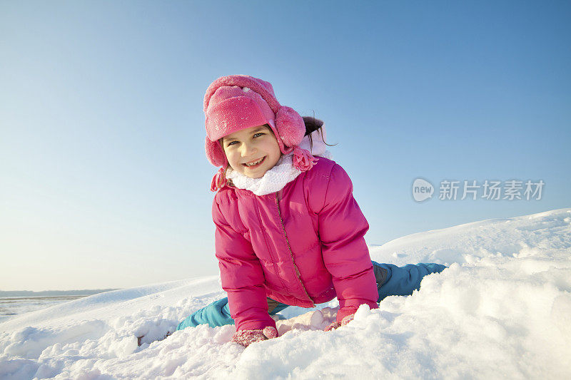 小孩子在雪里玩