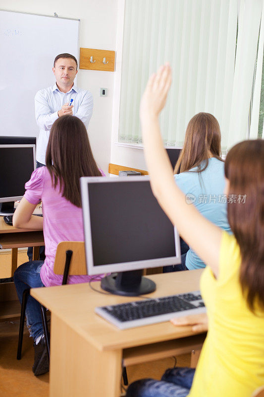 学生在教室里回答老师的问题。