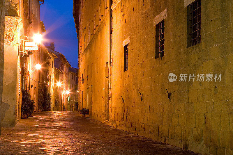 夜幕中的空巷