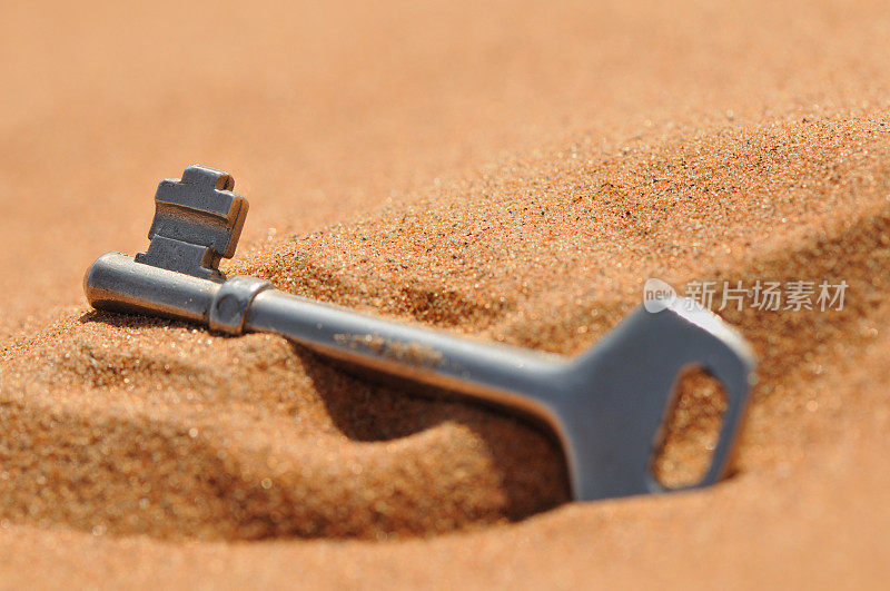 钥匙插进沙子