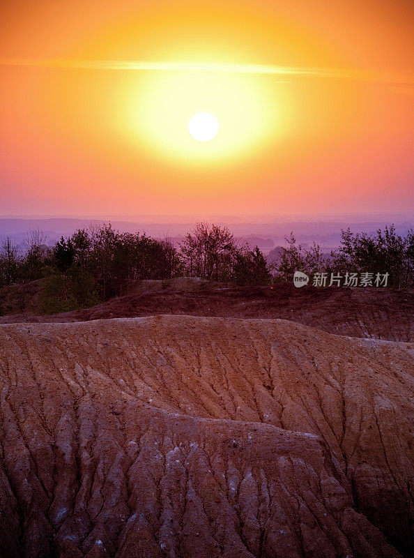 美丽的日出在煤矿峡谷