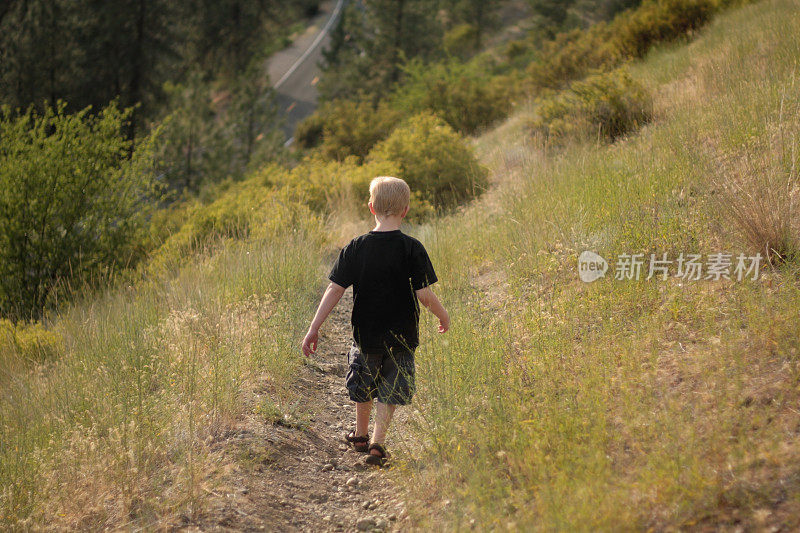 小男孩下山