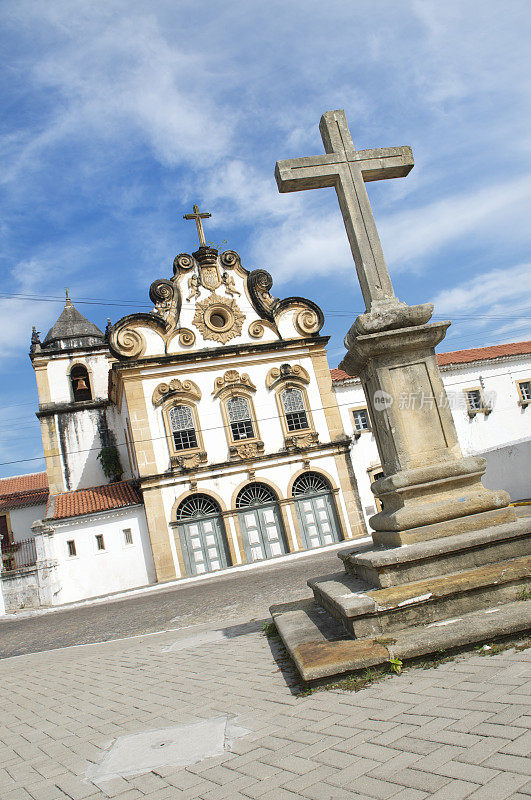 有十字架石像的巴西殖民教堂